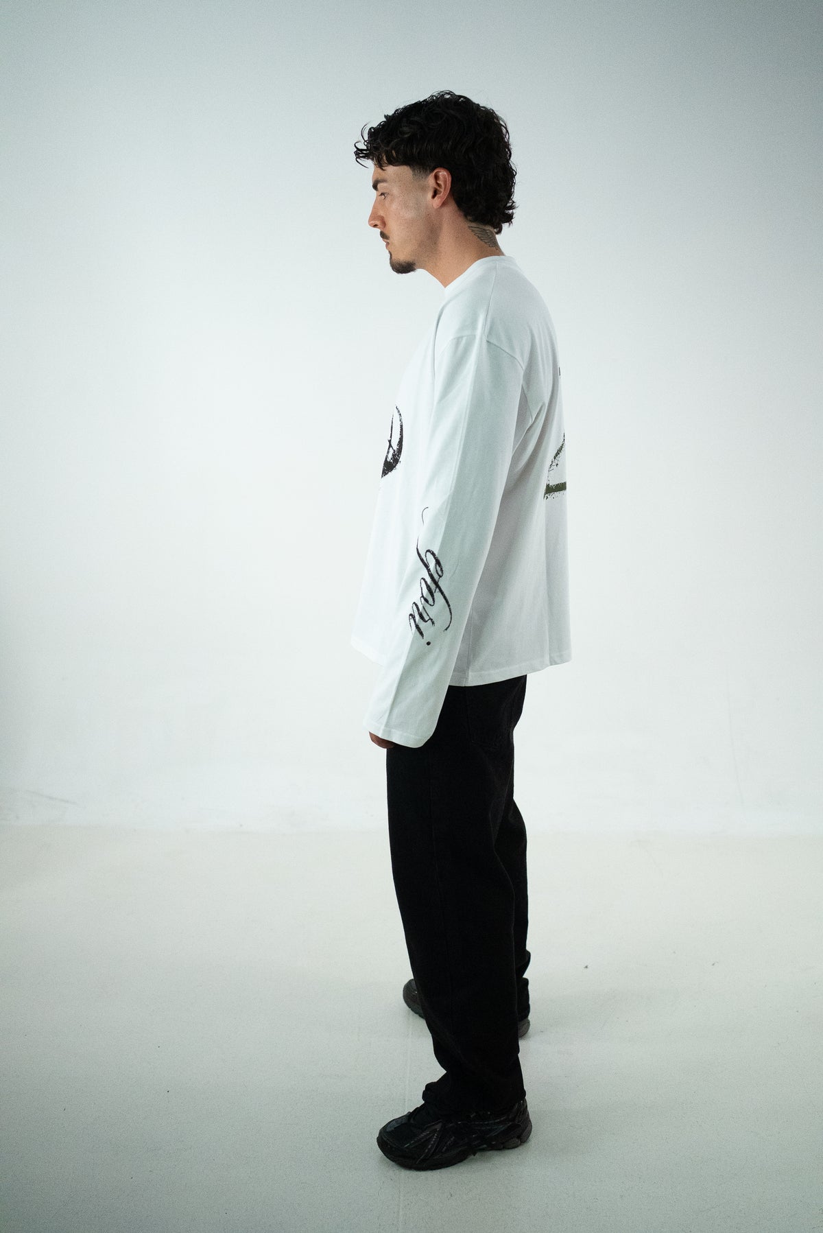 T-SHIRT LONG SLEEVE OVER WHITE