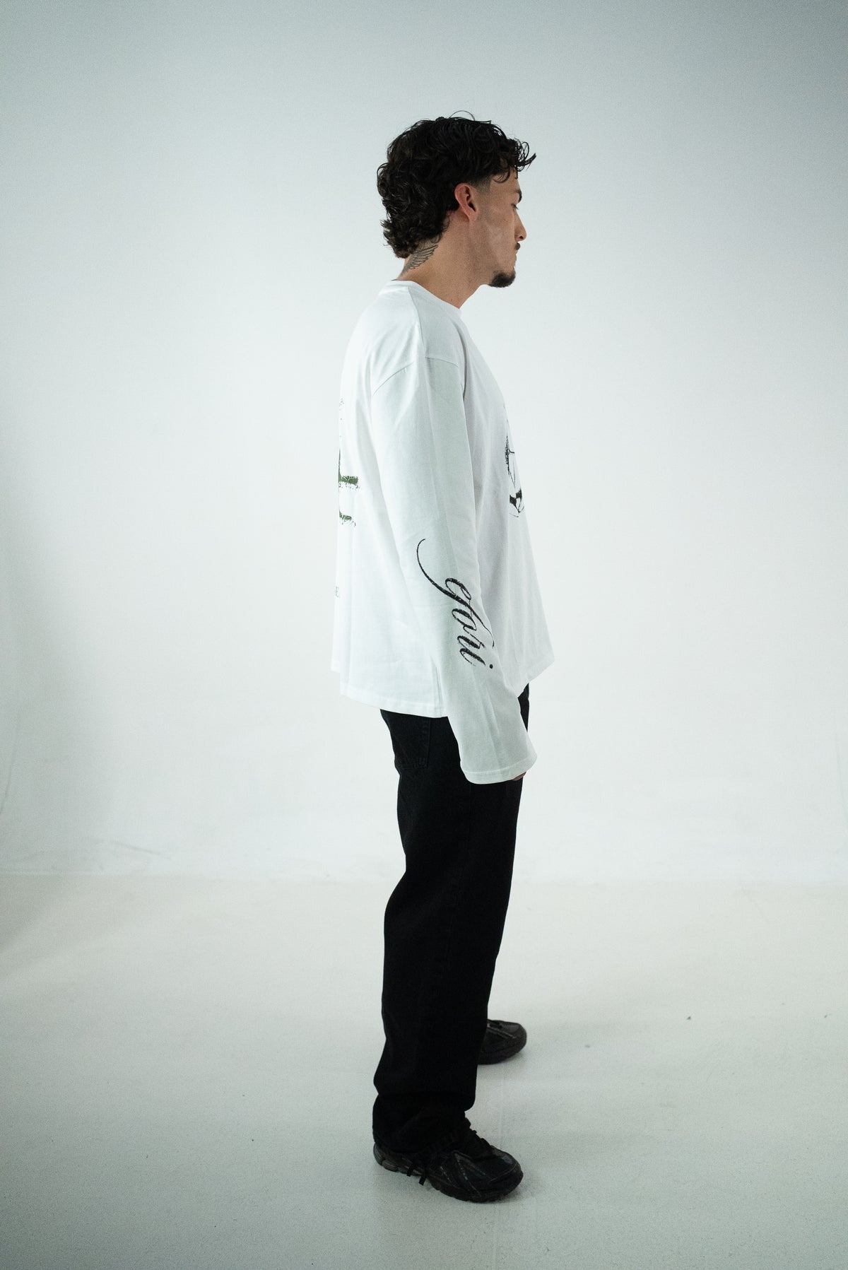 T-SHIRT LONG SLEEVE OVER WHITE