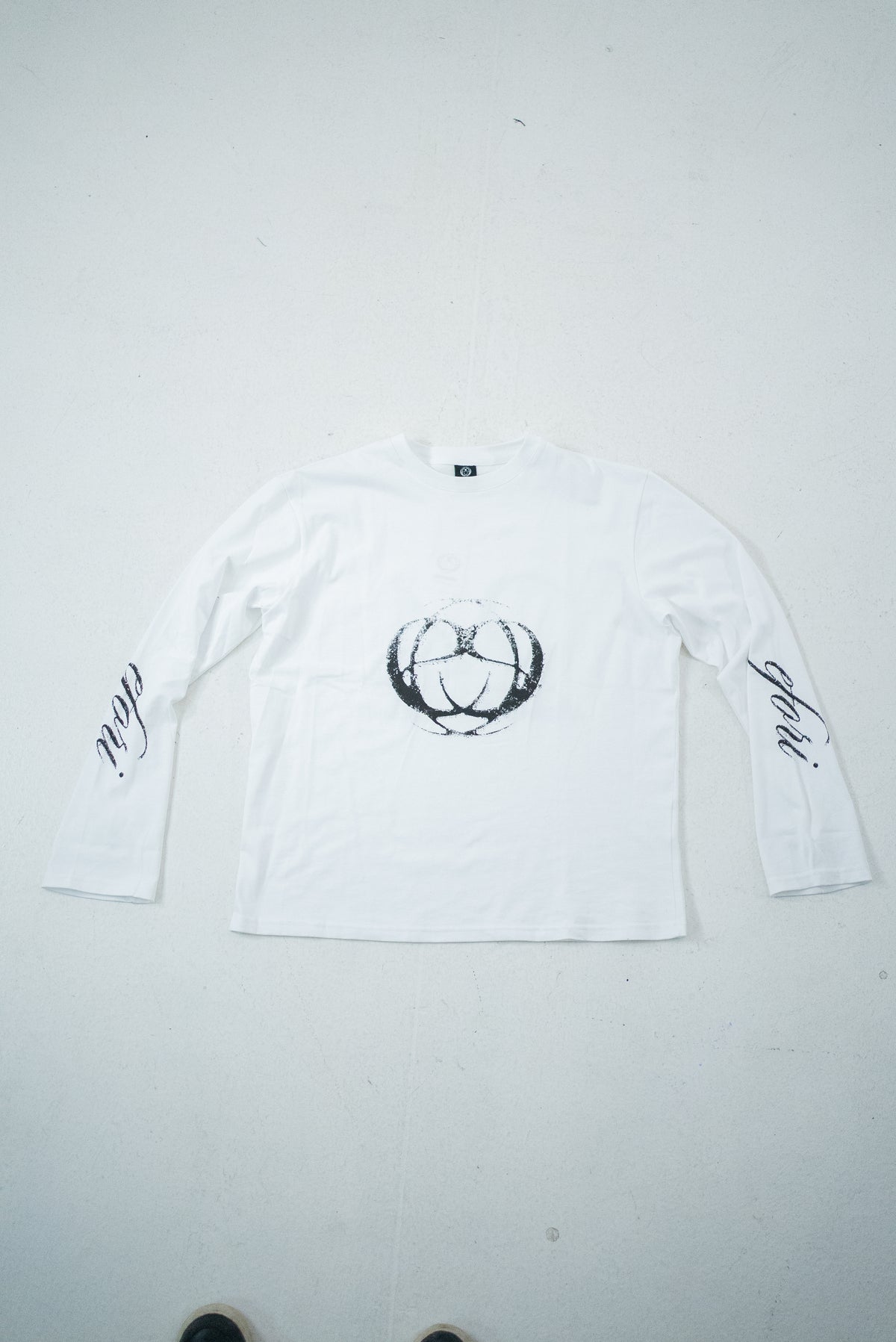 T-SHIRT LONG SLEEVE OVER WHITE