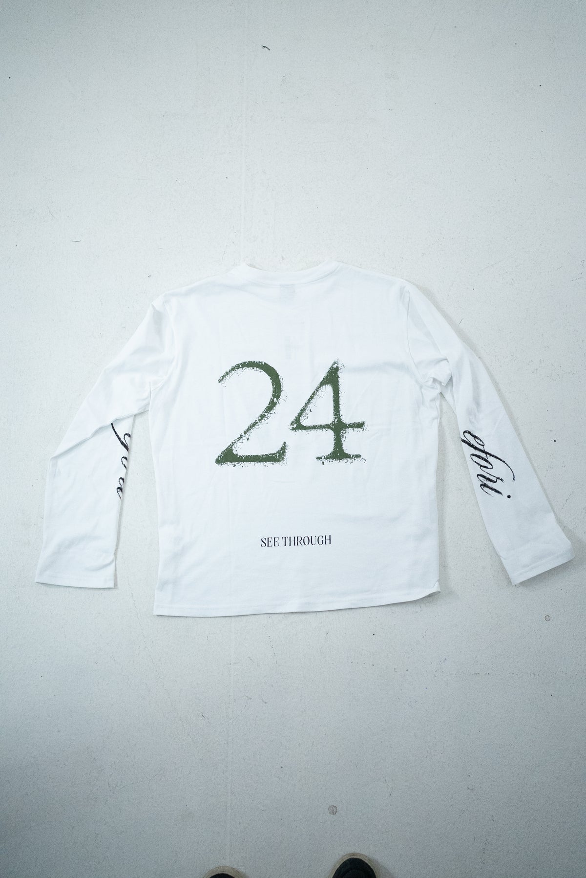 T-SHIRT LONG SLEEVE OVER WHITE